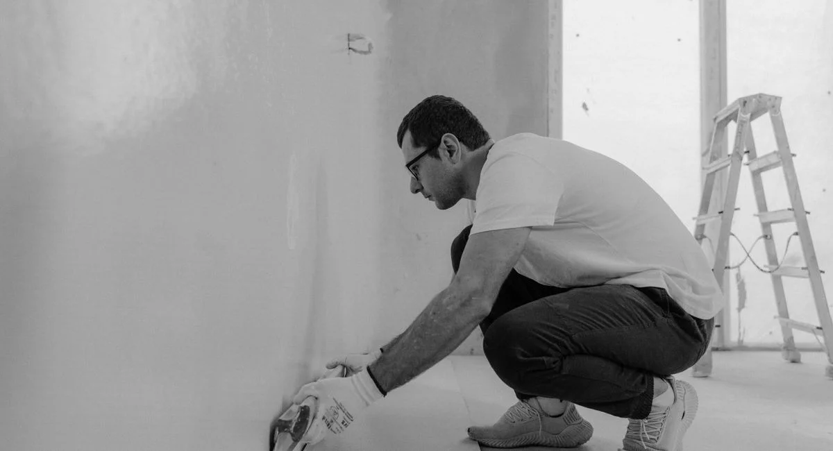 Comment isoler phoniquement un mur pour réduire efficacement les nuisances sonores ?