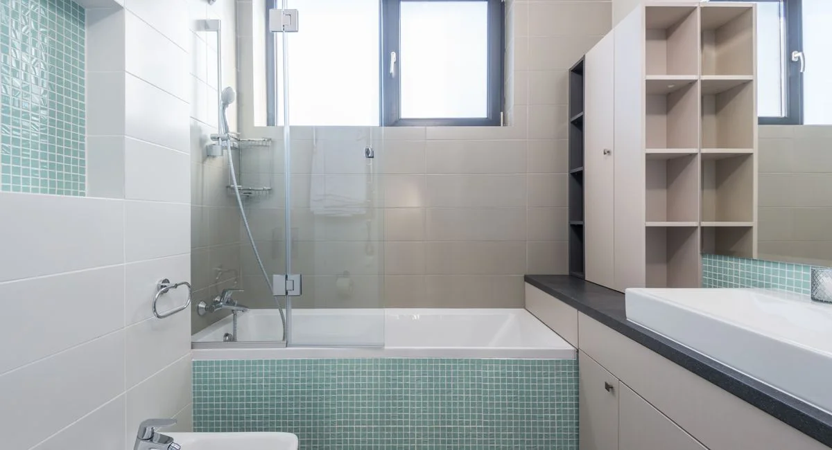 Comment peindre des faïences de salle de bain avec efficacité et durabilité ?