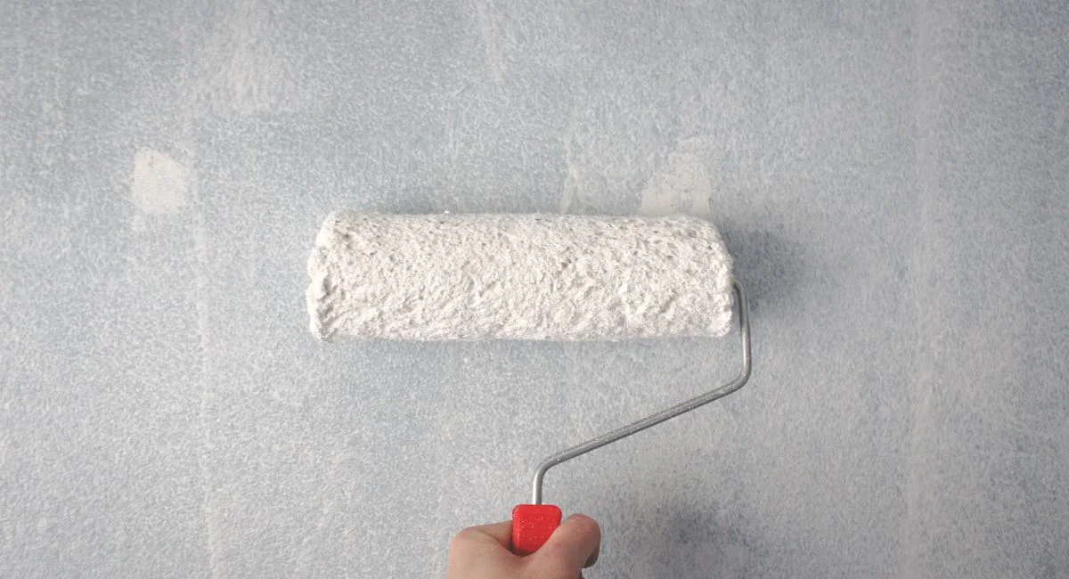 Le choix et l’application de la peinture blanche pour murs et plafonds : astuces et recommandations