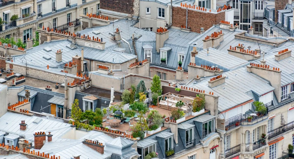 Rénovation d’un studio parisien optimisant l’espace et le budget