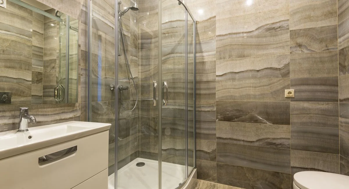 Le choix essentiel pour rénover une salle de bain : maîtriser budget, étapes et options innovantes